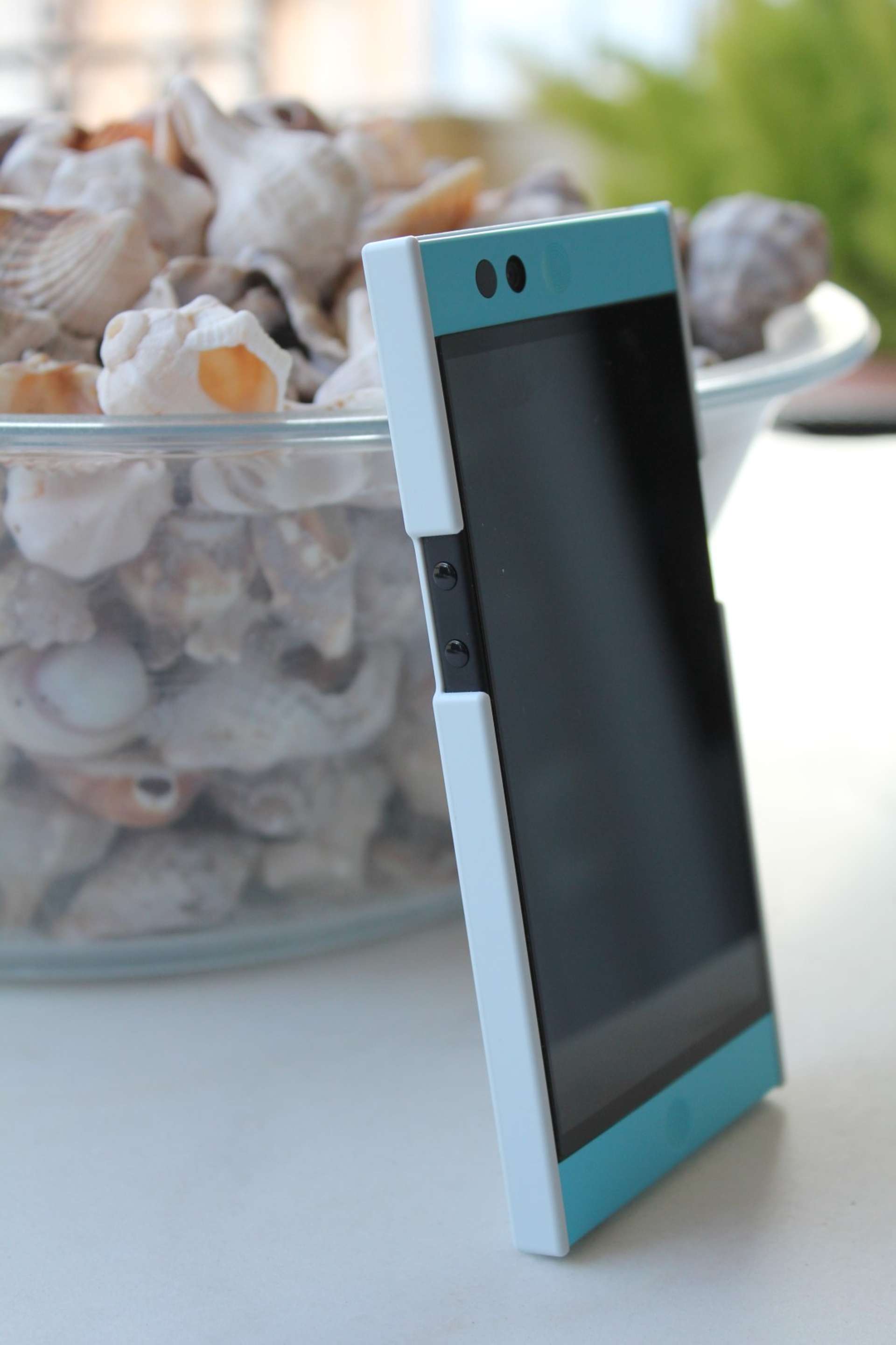 Nextbit Robin side showing the volume buttons and featuring the fog bumps case